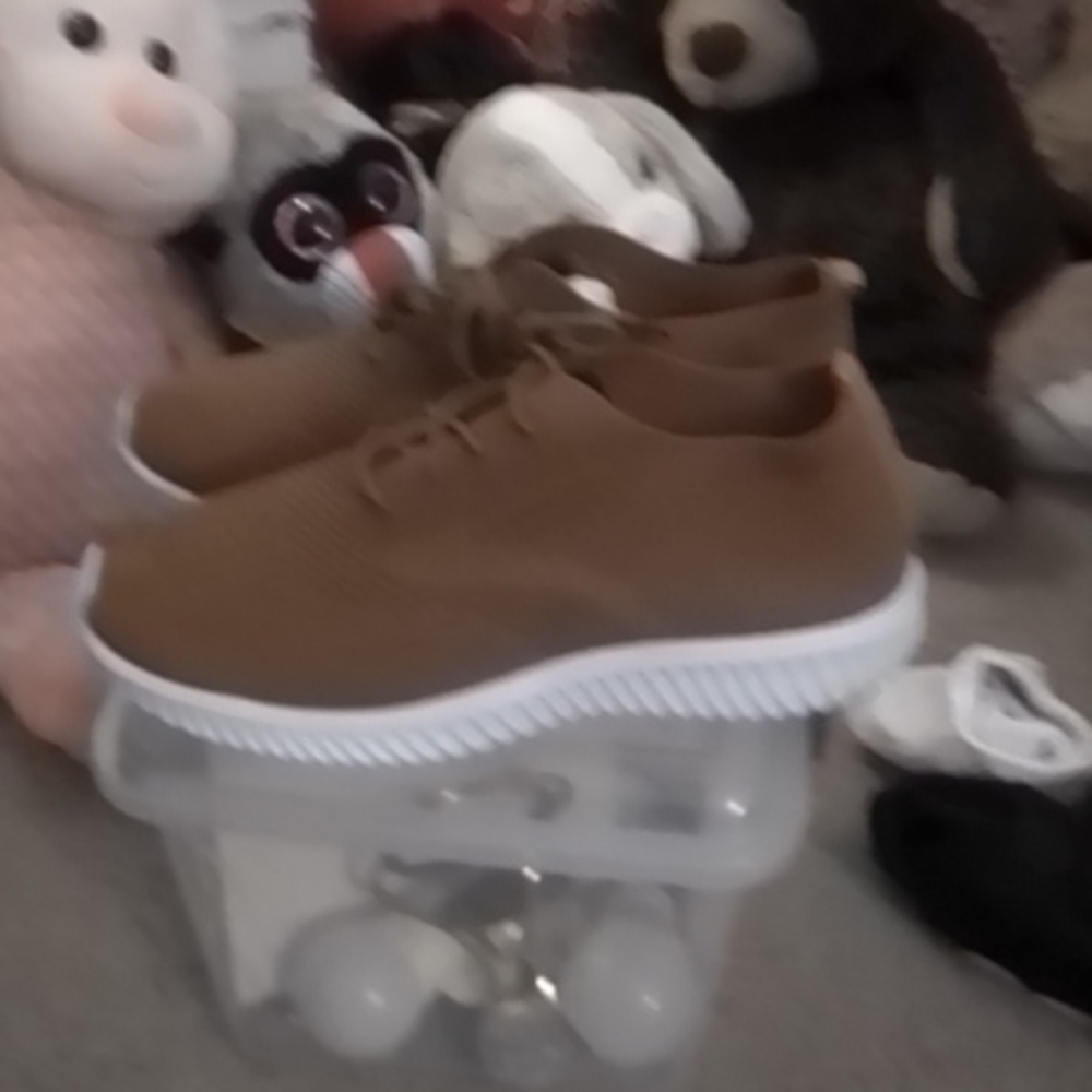 Women's tennis shoes